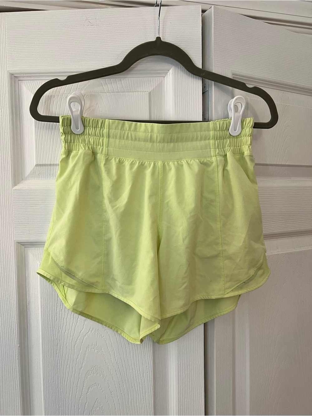 Lululemon Hotty Hot High-Rise Lined Shorts 4” – Size 6 - Highlight Yellow